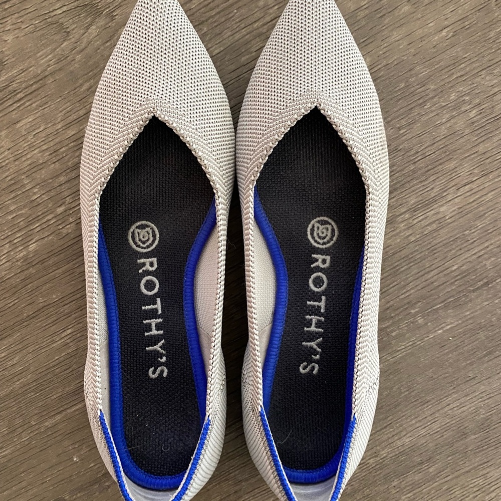 Lightly used women’s Rothy’s pointed toe flats - gray